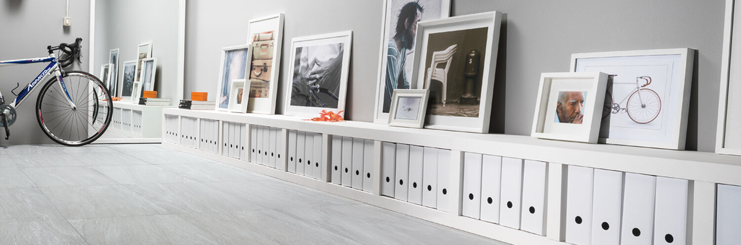 Fliesen im Flur mit Deko