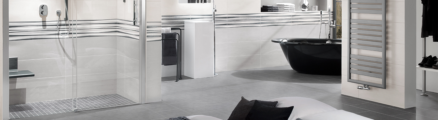 Behindertengerechtes Badezimmer mit bodengleicher Dusche