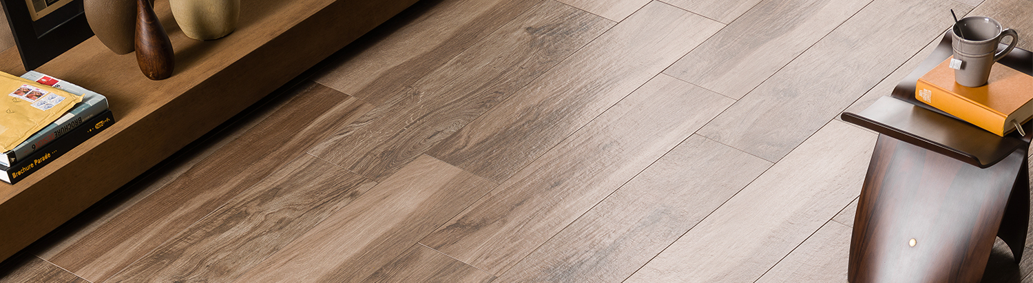 Mit nassen Füßen über warmen Boden laufen